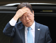 막 오른 국힘 경선, 시작된 ‘이재명 때리기’…李는 정책 행보 ‘뚜벅뚜벅’