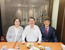 “나의 윤버지”…尹, 신당 창당 시도 변호사들과 식사