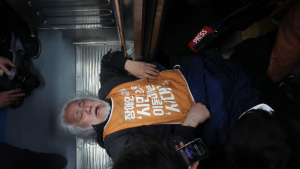 전장연 시위로 혜화역 하행선 무정차 통과…운행 재개