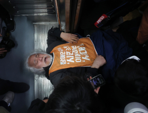 전장연 시위로 혜화역 하행선 무정차 통과…운행 재개