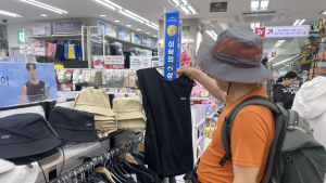 “운동복이 3000원?”… 다이소 티셔츠 대란에 패션업계도 ‘긴장’ [현장]