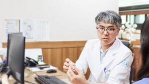 원래 다정했는데, 갑자기 화를 내고 무기력하다면 ‘치매 초기’ 의심 [건강 나침반]