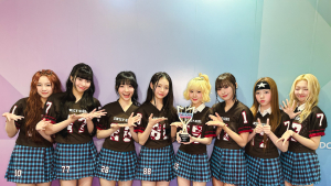 유니스, ‘스위시’로 데뷔 첫 음악방송 1위⋯‘계단식 성장돌’ 입증