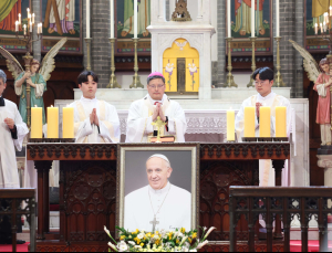 ‘공식 분향소’ 명동대성당서 ‘교황 추모미사’ 봉헌 [쿠키포토]