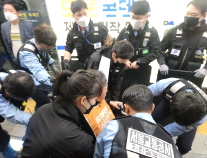 전장연, 혜화역 승강장서 시위 중 나흘 연속 강제 퇴거