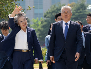 국회 찾은 문재인 “검찰 기소 부당…방향대로 무조건 밀고 가”
