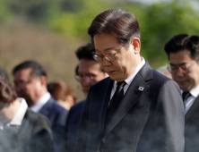 이재명, 현충원 참배로 당 대선 후보 첫 행보
