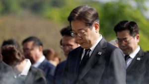 이재명, 현충원 참배로 당 대선 후보 첫 행보