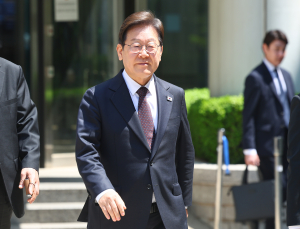 이재명, 대선후보 선출 뒤 첫 재판 출석…질문엔 ‘묵묵부답’