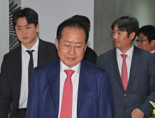 ‘모래시계 검사’ 홍준표, 30년 정치 여정 마친다…“시민으로 남겠다”
