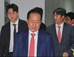 ‘모래시계 검사’ 홍준표, 30년 정치 여정 마친다…“시민으로 남겠다”