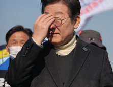 ‘모래주머니’ 차고 대선 뛰는 이재명…“정치재판” 반발 속 사퇴 공세 격화