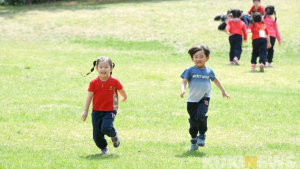 하루 2시간도 못 노는 어린이들…‘놀 권리’, 법으로 보장해야 