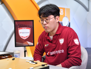 [속보] 1승10패 열세 뒤집었다…박민규, 안성준 꺾고 선취점 [바둑]