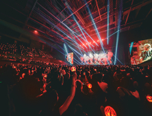 좌석도 200분 기립…엑스디너리 히어로즈, 천장 뚫은 올림픽홀과 뜨거운 안녕 [쿠키 현장]