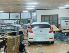 대구 달서구 식당에 차량 돌진…2명 다쳐 