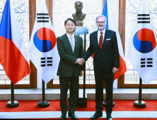 안덕근 “체코원전 계약 잠시 지연될 뿐…프랑스 입찰서와 질적 차이 커”
