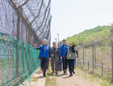 유인촌 문체부 장관, 고성군 디엠지(DMZ) 평화의 길 걷다