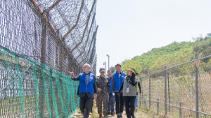 유인촌 문체부 장관, 고성군 디엠지(DMZ) 평화의 길 걷다