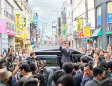 사천 찾은 이재명 후보...지지자 대거 몰려 '환영'