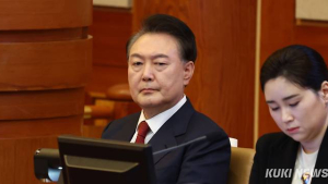 윤석열 전 대통령 첫 포토라인에 설까…오늘 내란 혐의 세 번째 재판