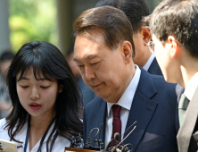 尹 3차 공판 출석...취재진 질문에 ‘묵묵부답’