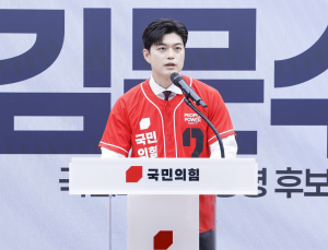 ‘채상병 참배’ 김용태 “국힘, 외압 의혹 밝히도록 노력…尹정부 일 사과” [21대 대선]