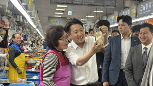 이준석, 수산시장서 지지 호소…“열심히 하겠다” [쿡 정치포토]