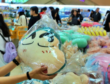 롯데百 부산 광복점, '짱구' 팝업스토어 운영…레디백 한정 판매