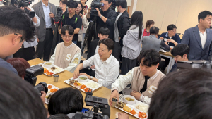 이준석, 서울교대서 8번째 ‘학식회동’ [쿡 정치포토]