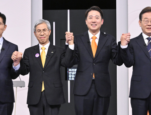 이재명 “재생에너지 중심 전환” vs 김문수 “원전은 값싸고 안전해”