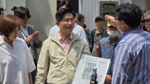 쪽방촌 주민에게 번호 건넨 ‘김문수’…“환경 개선 우선 과제” [21대 대선]