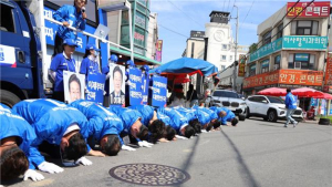 민주당 완진무 선대위, ‘더 잘하겠다’ 큰절로 이재명 후보 지지 호소