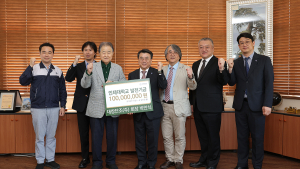 김해 대창단조(주) 박안식 회장…인제대 발전기금 1억원 전달