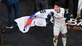 ‘캡틴’ 손흥민, 프로 데뷔 15년 만에 첫 우승…토트넘, 맨유 1-0 꺾고 유로파 정상