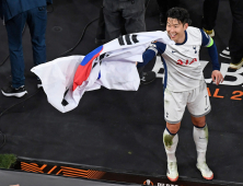 ‘캡틴’ 손흥민, 프로 데뷔 15년 만에 첫 우승…토트넘, 맨유 1-0 꺾고 유로파 정상