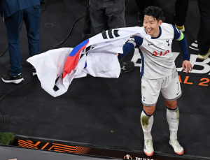 ‘캡틴’ 손흥민, 프로 데뷔 15년 만에 첫 우승…토트넘, 맨유 1-0 꺾고 유로파 정상