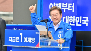 원고 없이, 숨김 없이…이재명, 가짜뉴스에 ‘현장 돌파’ [21대 대선]