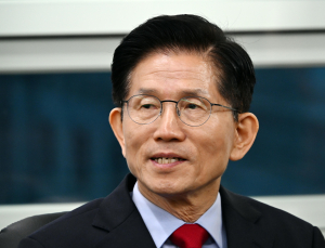 민주당 “김문수, 사전투표 참여 코미디…부정선거 음모론 입장 밝히라” [21대 대선]