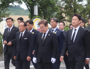 이재명, 故 노무현 전 대통령 묘소 참배하며 눈물 [쿡 정치포토]