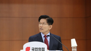 민주 “김문수 ‘선거법 위반’ 고발…예비후보 신분으로 명함 나눠줘” [21대 대선]