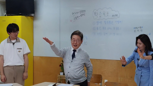 이재명, ‘생애 첫 투표’ 고3과 챌린지 ‘투표해 딩딩딩딩딩~’ [쿡 정치포토]