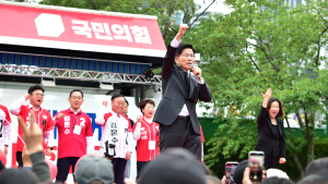 김문수, 박정희 생가 참배 후 “박근혜 전 대통령 명예 회복돼야”  