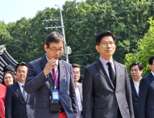 김문수, 육영수 여사 생가 방문…당정관계 개편 의지 보여 [쿡 정치포토]