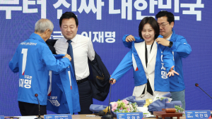 민주당 입당한 허은아·김용남…“대선 승리 위해 모든 노력” [21대 대선]