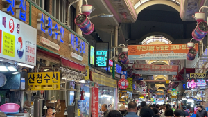 “민주당 아니다” vs “국힘이 잘한게 뭐냐”, 부산 민심 ‘착잡’ [르포]
