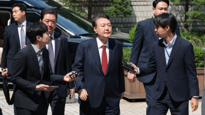 대선 전 마지막 공판…尹, 증인·취재진 질문에 ‘침묵’