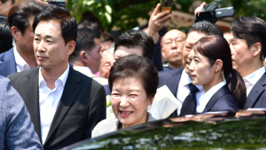박근혜, 박정희 생가 방문…보수 결집 신호탄 쏘나