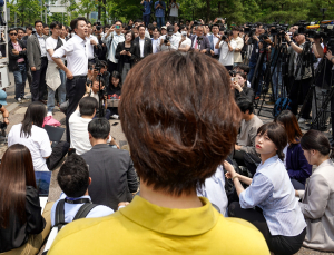 “여성 유권자에게 사과”…이준석 유세 중 날아든 지적 [21대 대선]