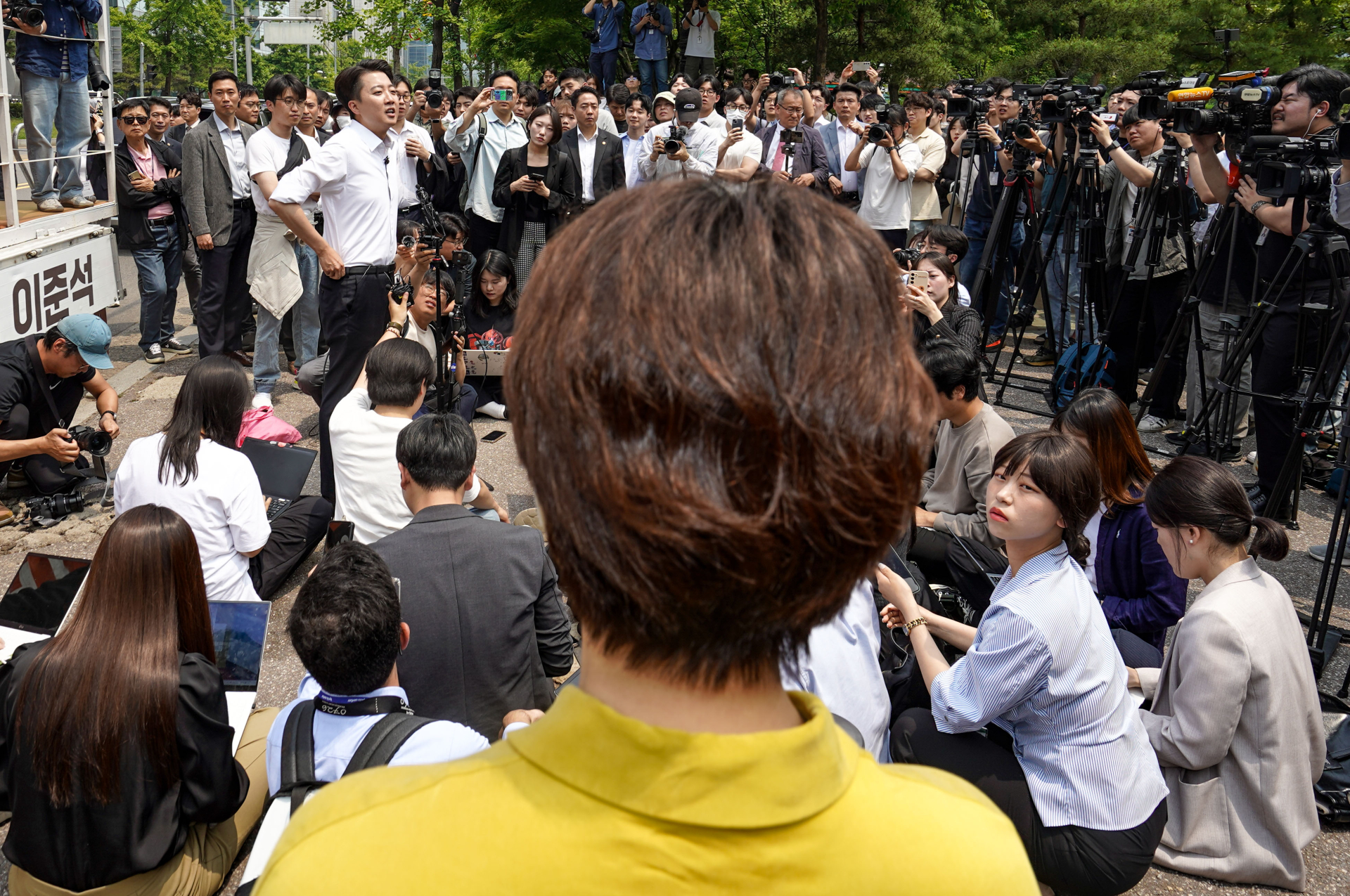 “여성 유권자에게 사과”…이준석 유세 중 날아든 지적